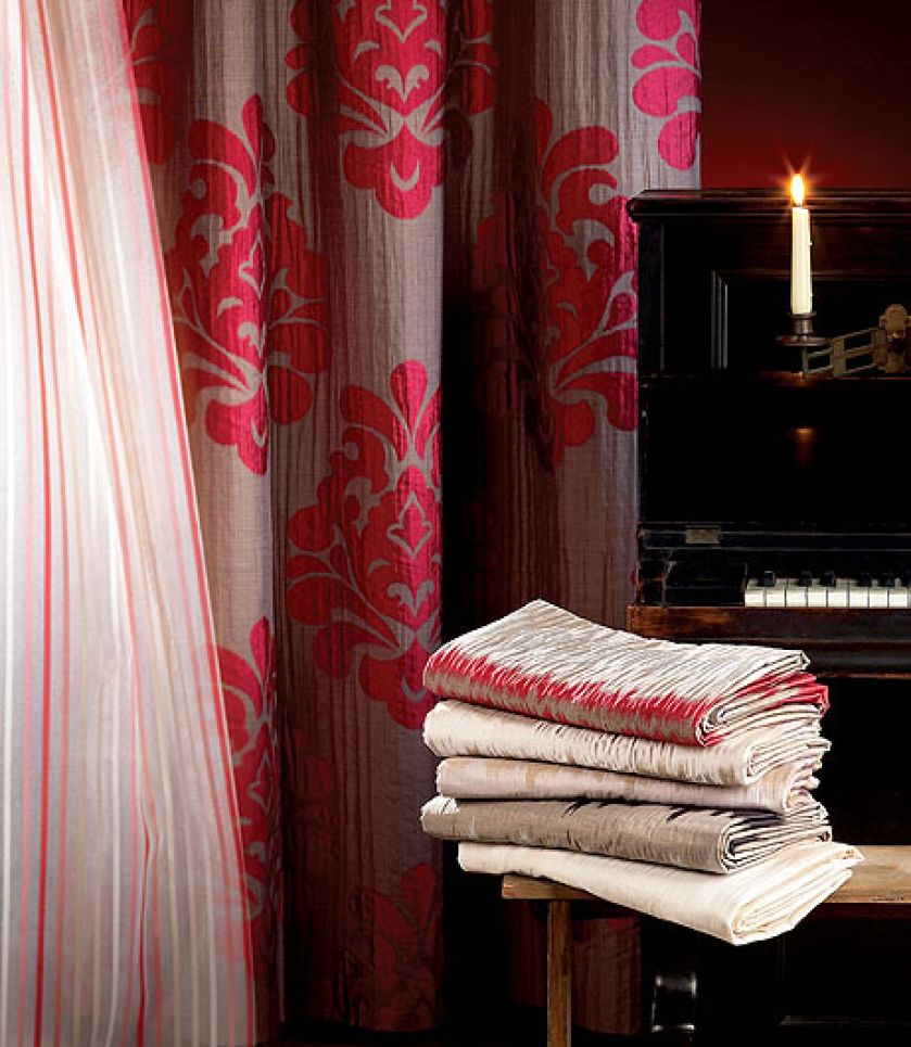 Klasyczny malinowy wzór to Wind Sarin – cena 268 zł za metr. FONZI