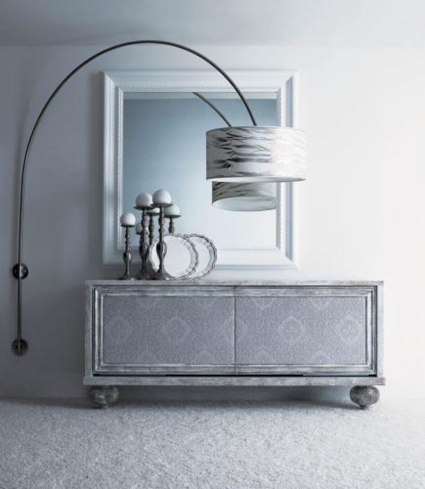 Komoda firmy Ego ma przesuwane drzwi, które mogą być szklane lub obite tkaniną. Cena - 12 940 zł. STUDIO ITALIA