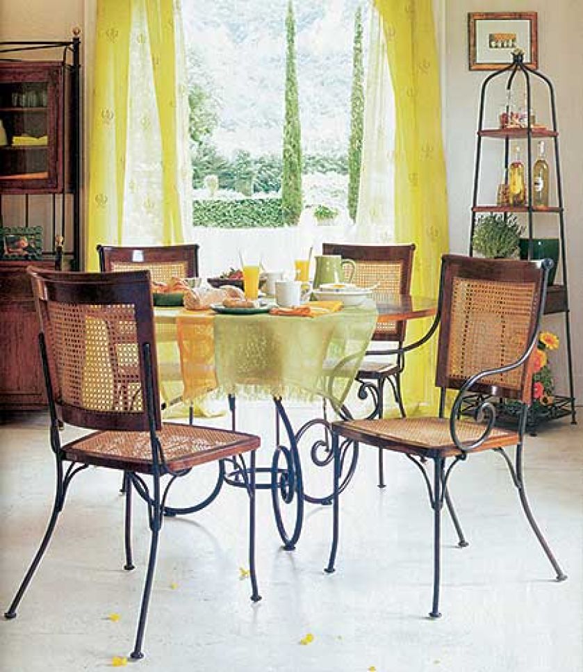 Przeciwności się przyciągają - kute krzesła z ratanową plecionką. GRANGE