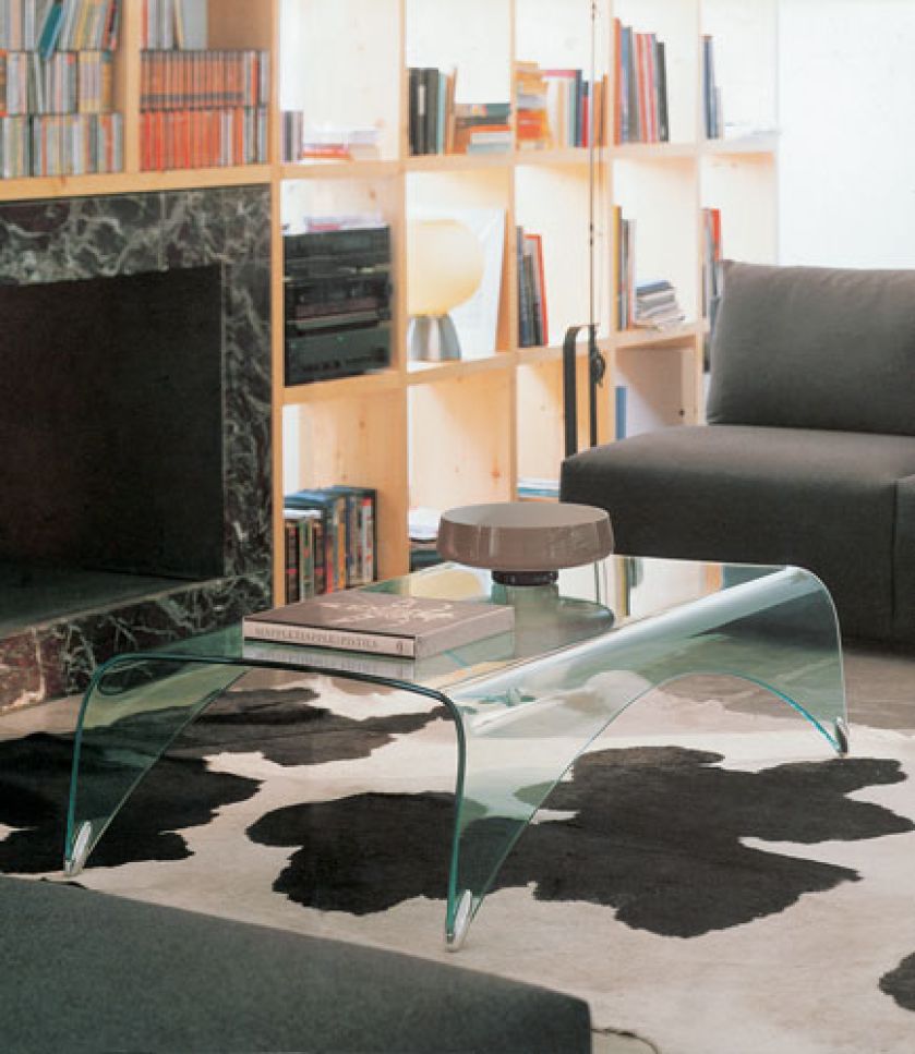 Szklany stolik Ray Plus wydaje się lekki i na pewno nie zagraci mieszkania. Zaprojektowało go włoskie biuro Bartoli Design.