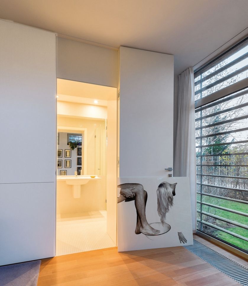 Przy łazience praca Marty Deskur z serii Rodzina .