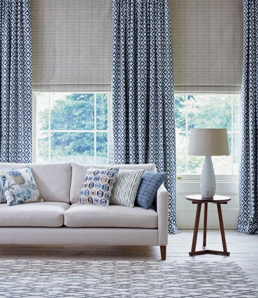 rolety i zasłony w oknie