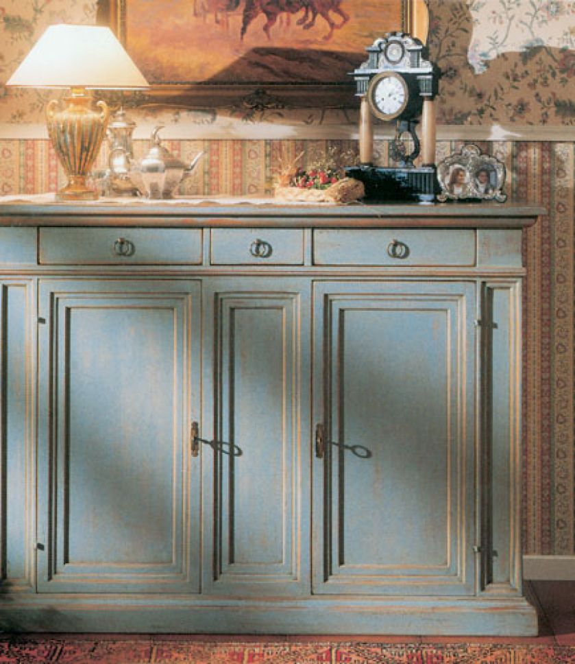 Zwieńczony rzeźbioną attyką zegar z marmurowymi kolumienkami to prawdziwe dzieło sztuki. ARTE MOBILI