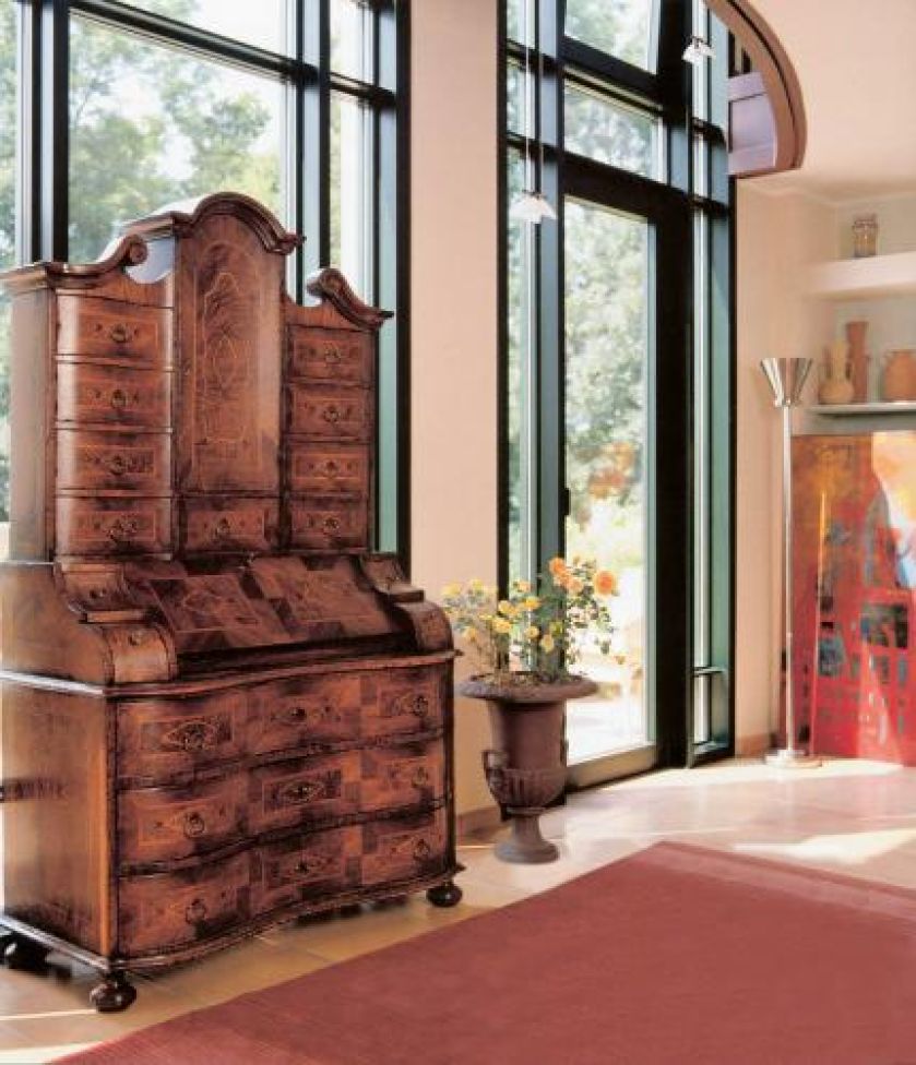 Jak z epoki Marii Teresy (od 43 400 zł). Intarsje wykonano z klonu i palisandru. SELVA