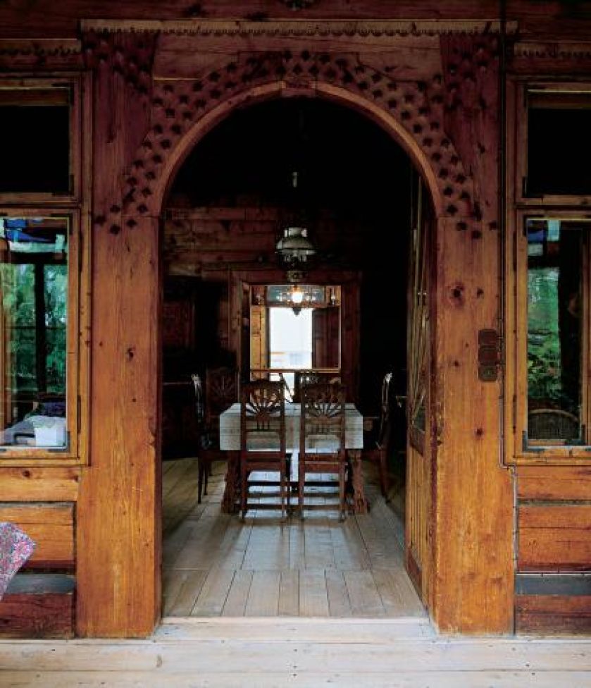 Przy stole stoją rzeźbione krzesła. Siła Ornaku