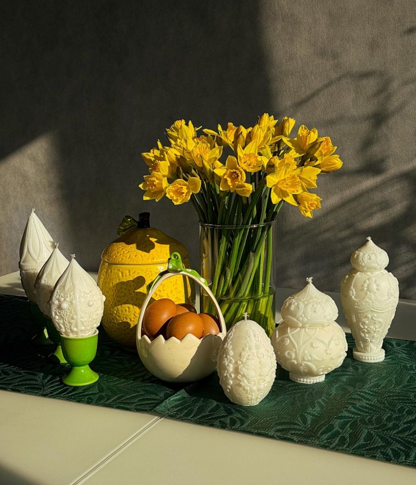 dekoracyjne świece na wielkanocy stół