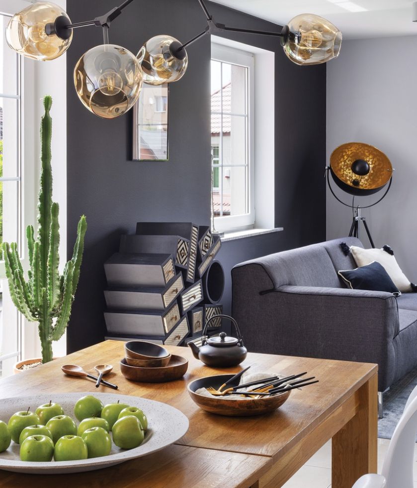 Nowoczesne wnętrza: czarna ściana, design i rodzinne pamiątki