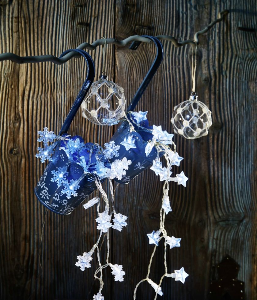 Wiszące doniczki/kubki, a w nich sznur nastrojowych lampek.