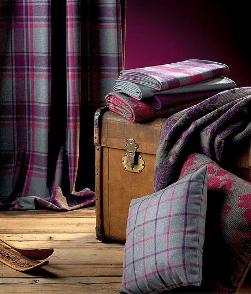 Jak angielskie tweedy. Fioletowo-amarantowa krata Wind Courchevel to wełna z poliestrem (506 zł/metr). FONZI