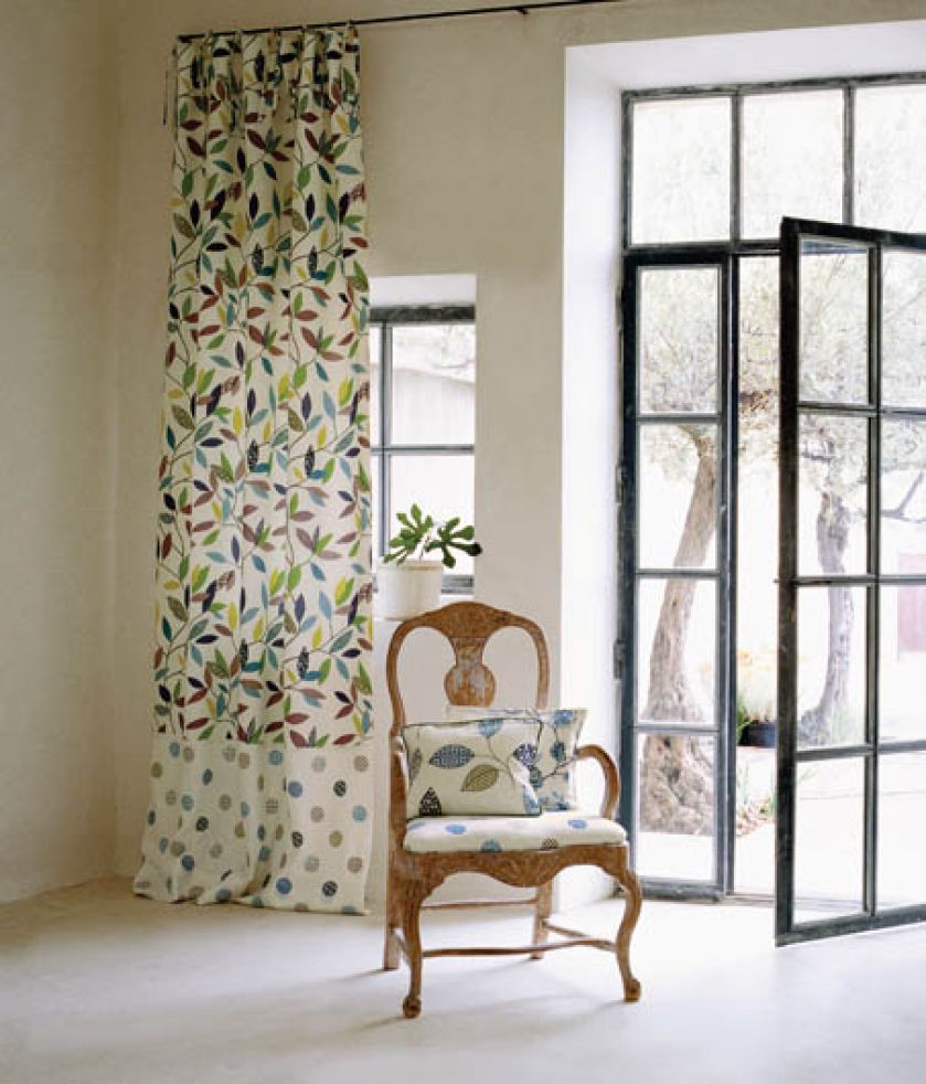 Okna w kwiatach. Kwiaty, zasłony, materiał