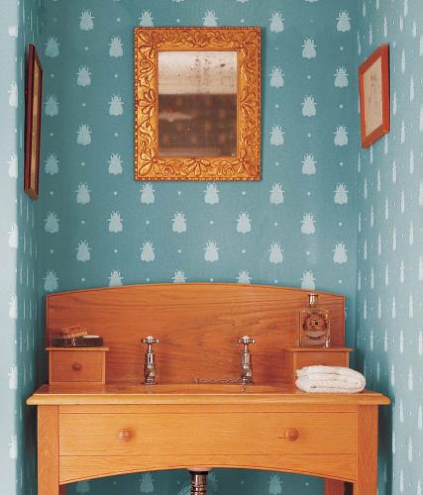 Tapeta Bumble Bee z symbolem napoleońskiej pszczoły - wzór pochodzi z fragmentu jedwabiu odnalezionego w