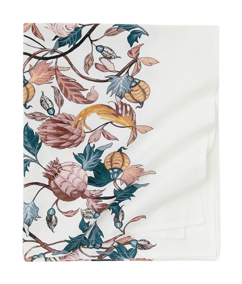 biały obrus w kwiaty