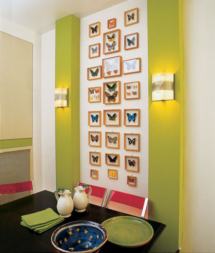 Na ścianie obok stołu znalazło się miejsce dla kolekcji motyli.