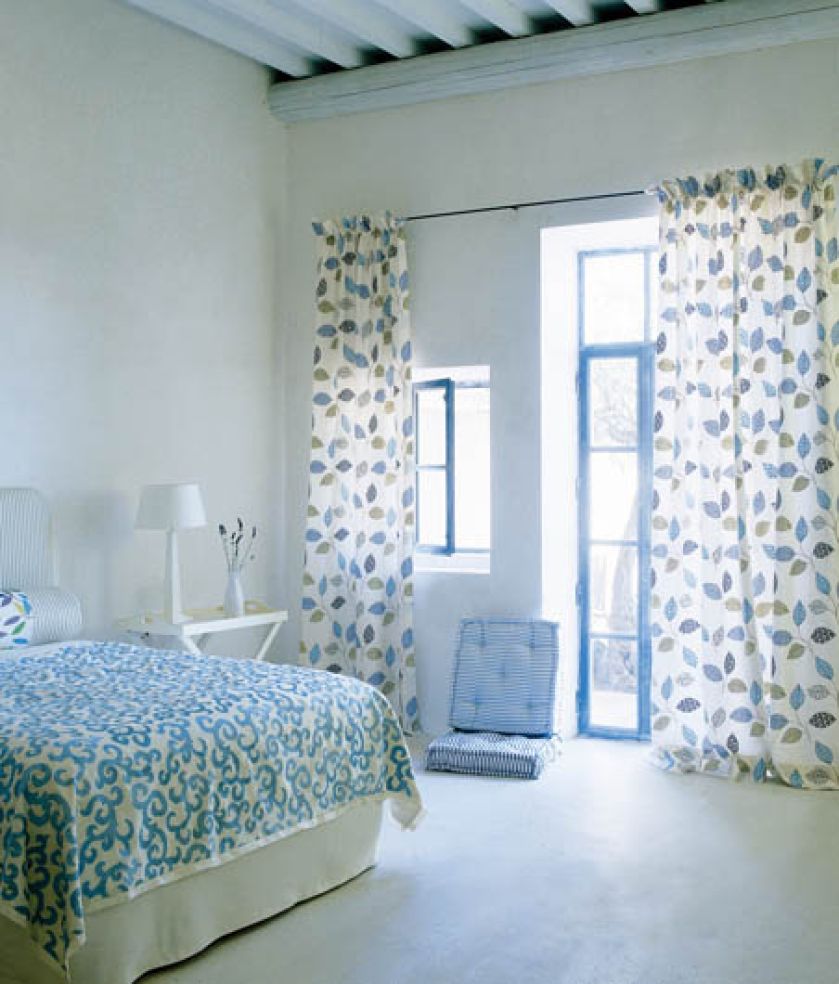 Okna w kwiatach. Kwiaty, zasłony, materiał