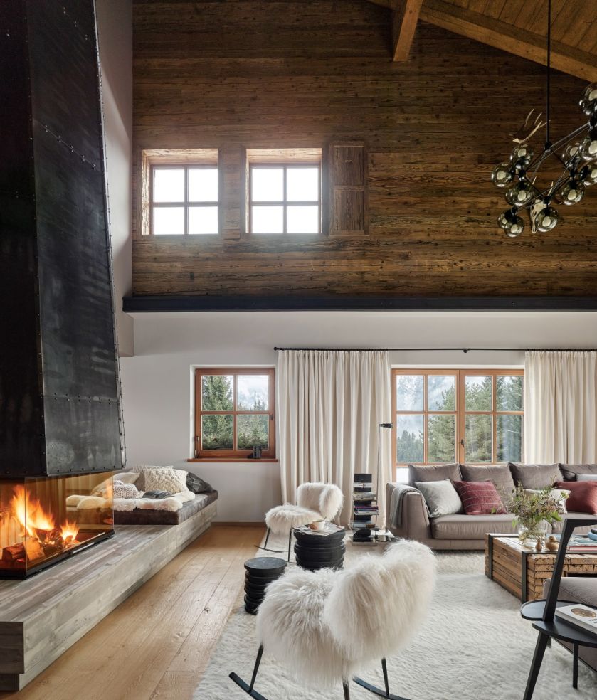 styl chalet salon z kominkiem