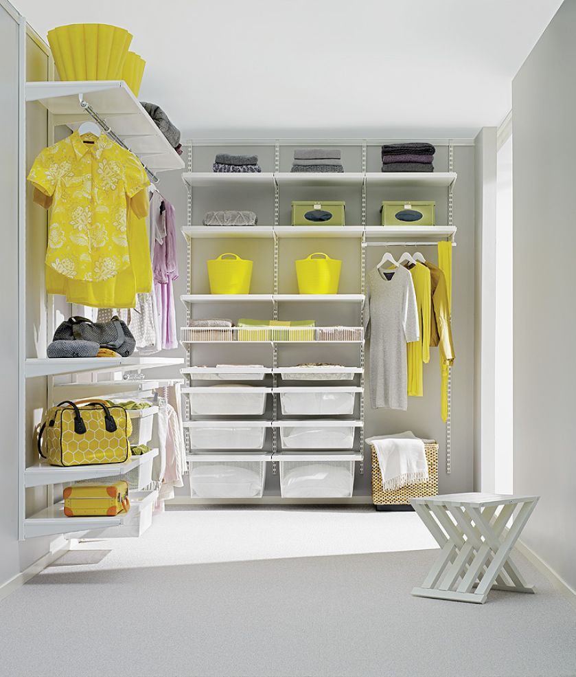 Garderoba z systemem Elfa Décor w kolorze białym. Półki o gł. 40 cm można umocować na dowolnej wysokości.