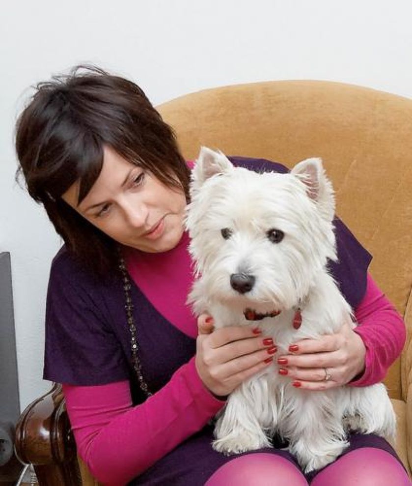 Adriana z terierem Spajkusiem. Salon piękności dla mebli