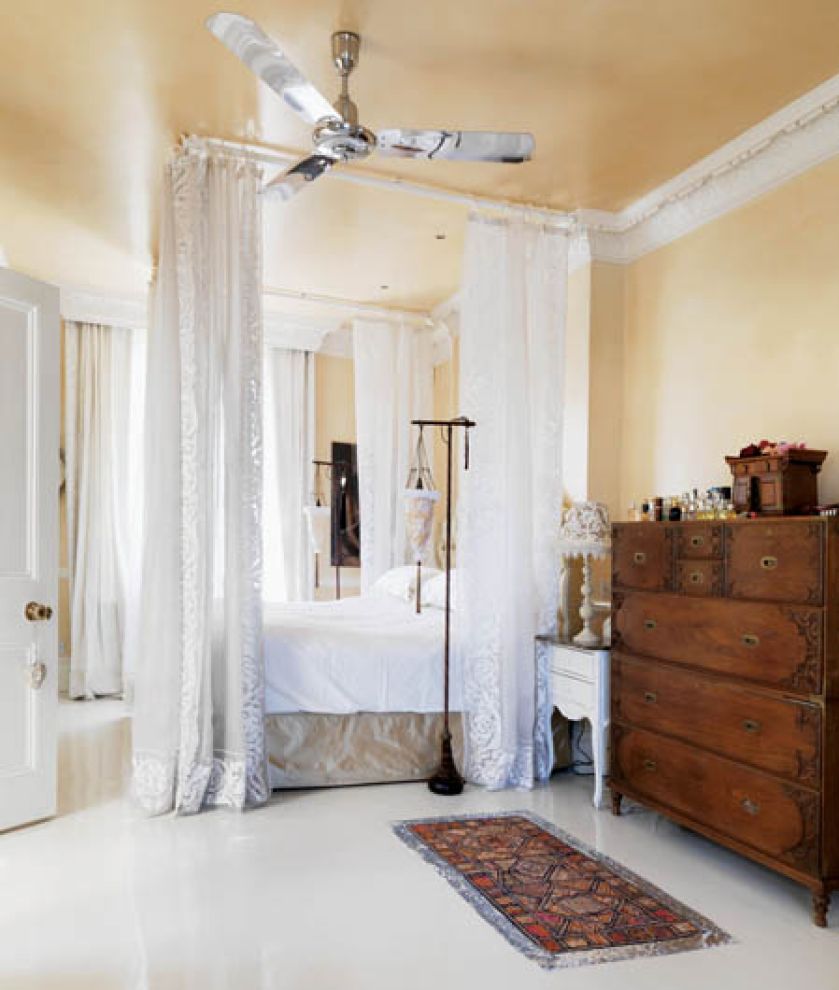 We wnętrzu pełno przepychu: kurtyn, firan i piór.