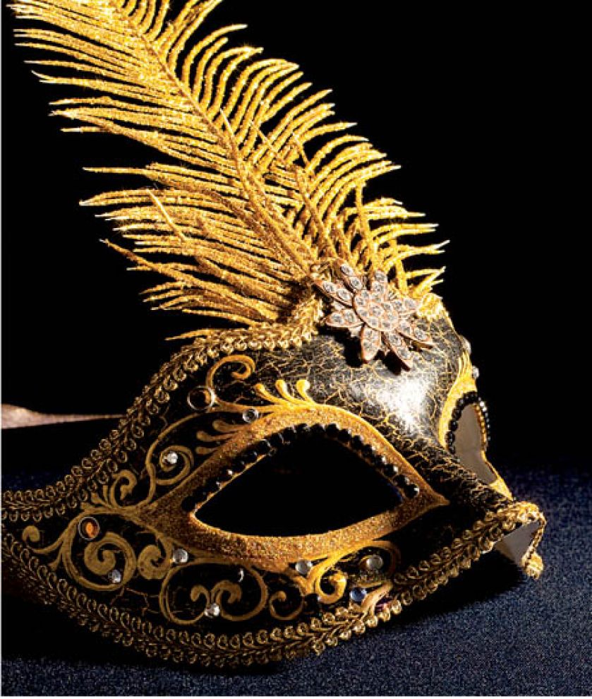 Weneckie maski często zdobiono kolorowymi piórami. Fot. Shutterstock.com