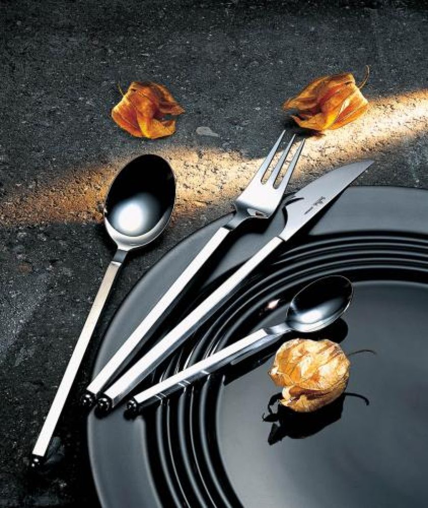 Dialog- kolekcja ze stali autorstwa Lino Sabatiniego. Komplet 24 sztućcuw kosztuje 2450zł. ROSENTHAL