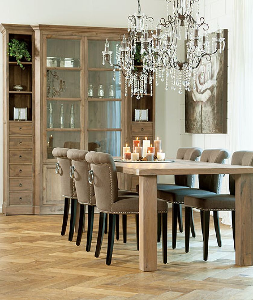 Witryna Barcelona, 9279 zł krzesła Calaveras ze srebrnymi pierścieniami, 849 zł stół Valencia, 5199 zł. ROFRA HOME