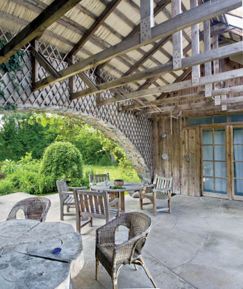 Zadaszony taras łączy dwa domy postawione na tej posiadłości.