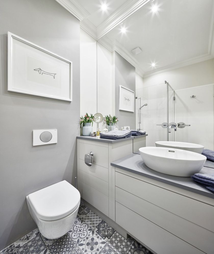 Ceramika – Laufen, zamontowana na lustrze minimalistyczna bateria – Zucchetti. Na podłodze glazura Invest Decor