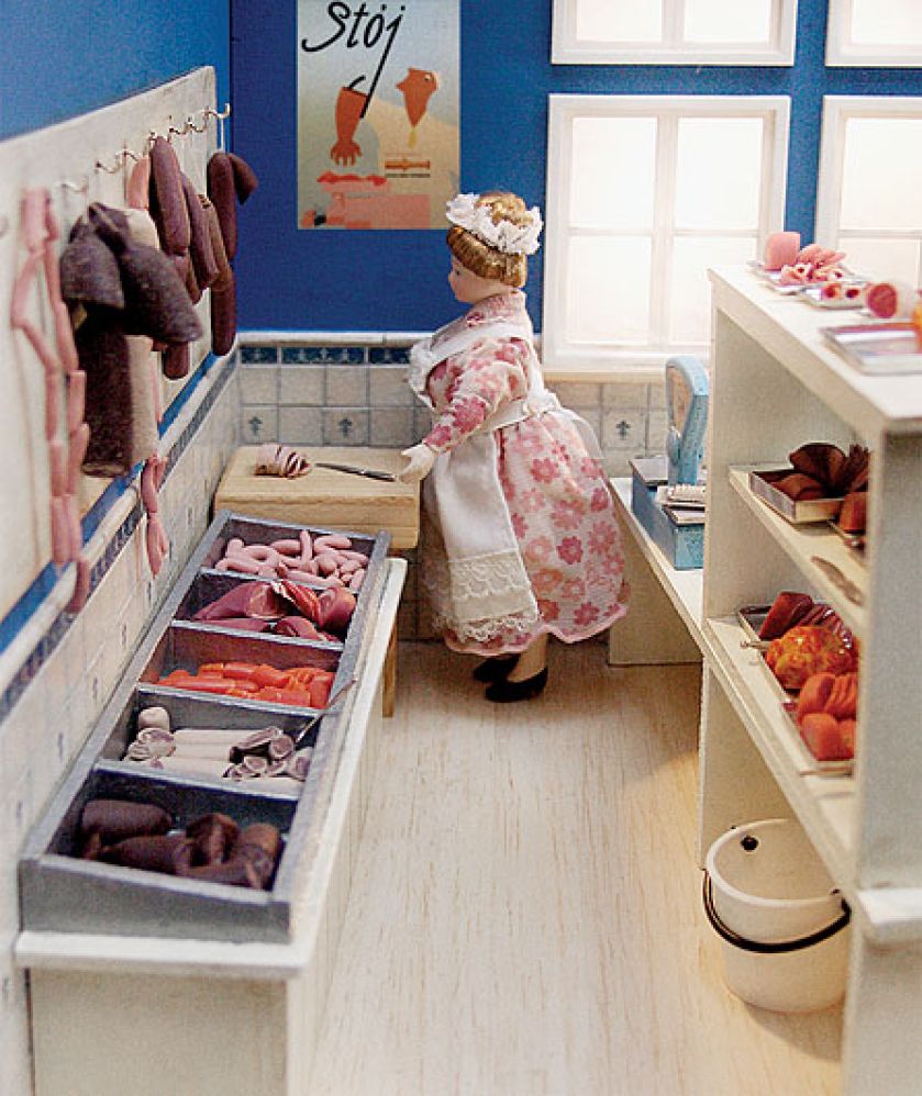 Sklep Marzenie PRL-u i kiełbasy zrobione z modeliny.