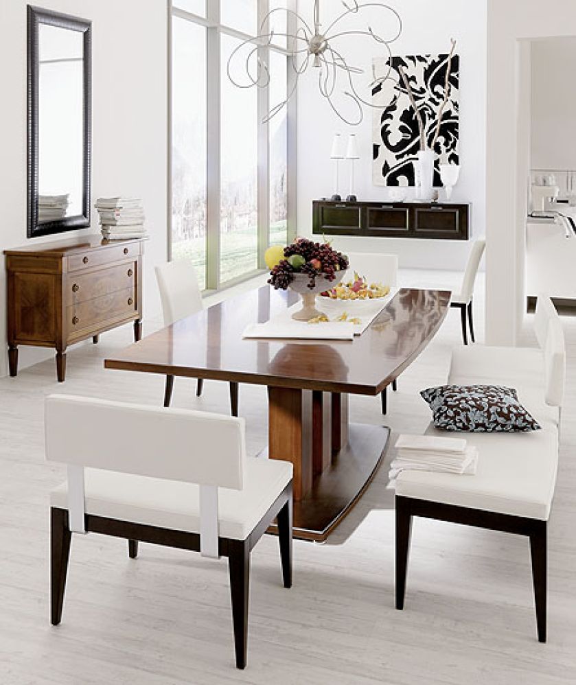 Stół fornirowany drewnem czereśni kosztuje od 11 300 zł (również w wersji rozkładanej), za krzesło zapłacimy od 1800 zł,