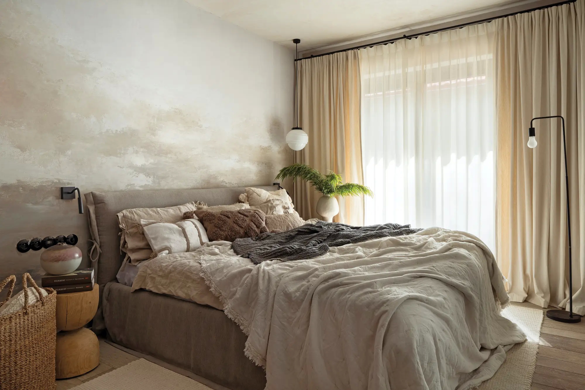 sypialnia z drewnem styl naturalny