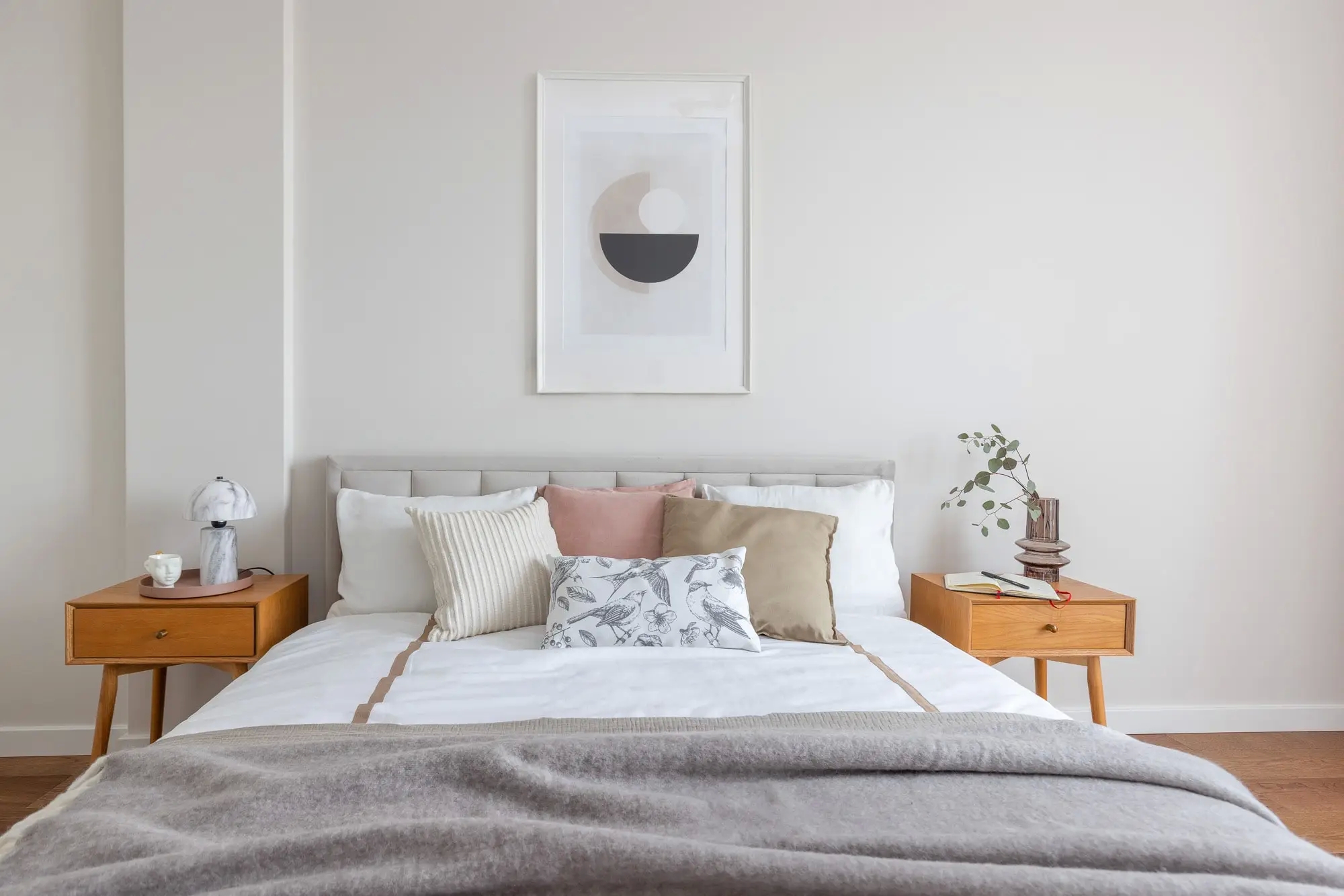 meble o organicznych kształtach we wnętrzach