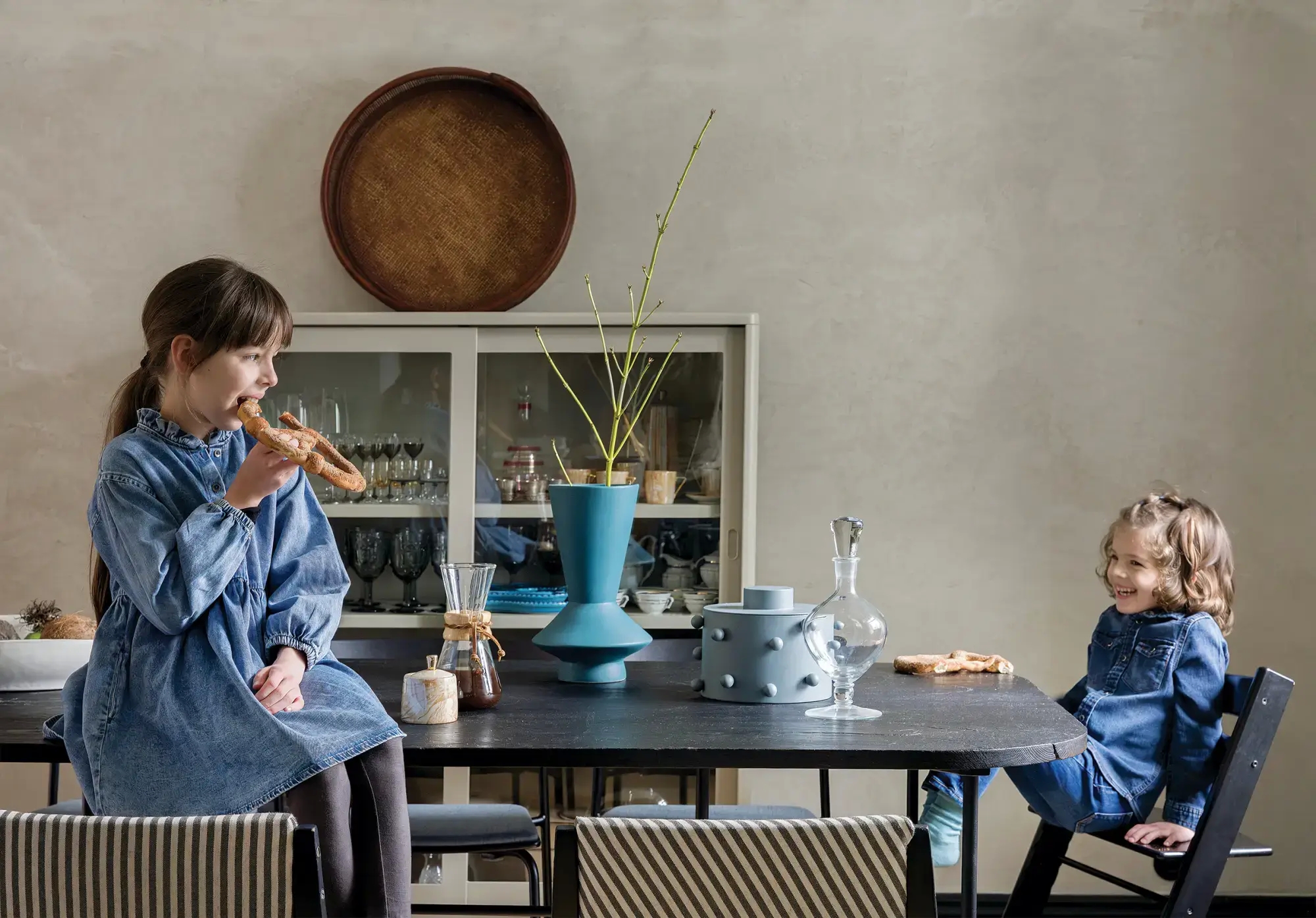 jadalnia urządzona funkcjonalnie i przytulnie