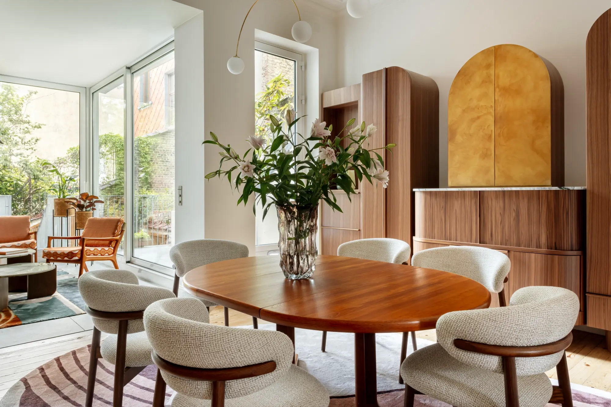 luksusowy salon w mieszkaniu w historycznej kamienicy