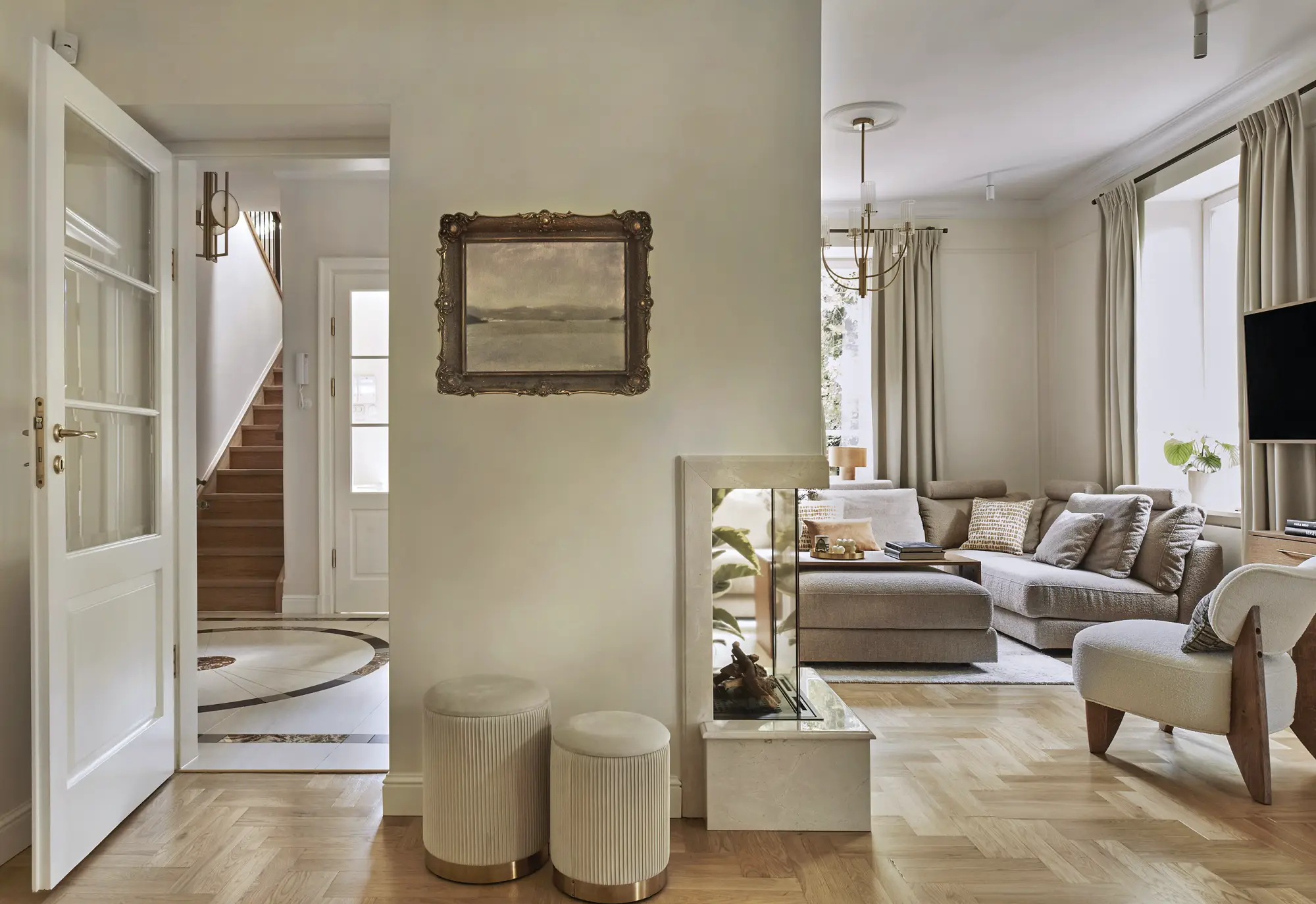 salon z kominkiem w stylu modern classic