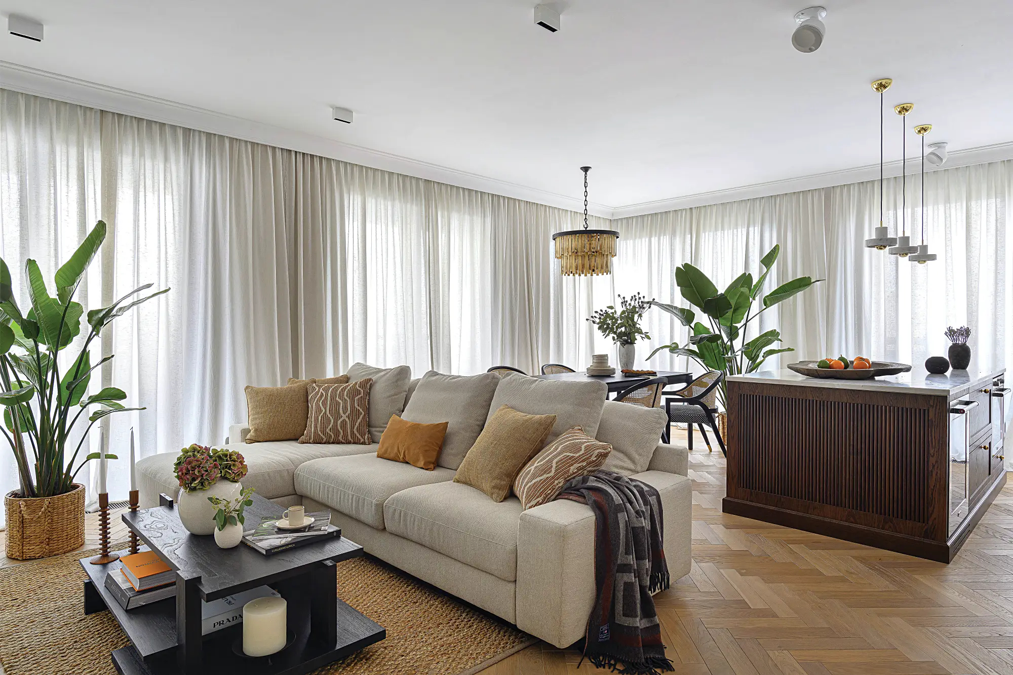 rattan i ciemne drewno w mieszkaniu