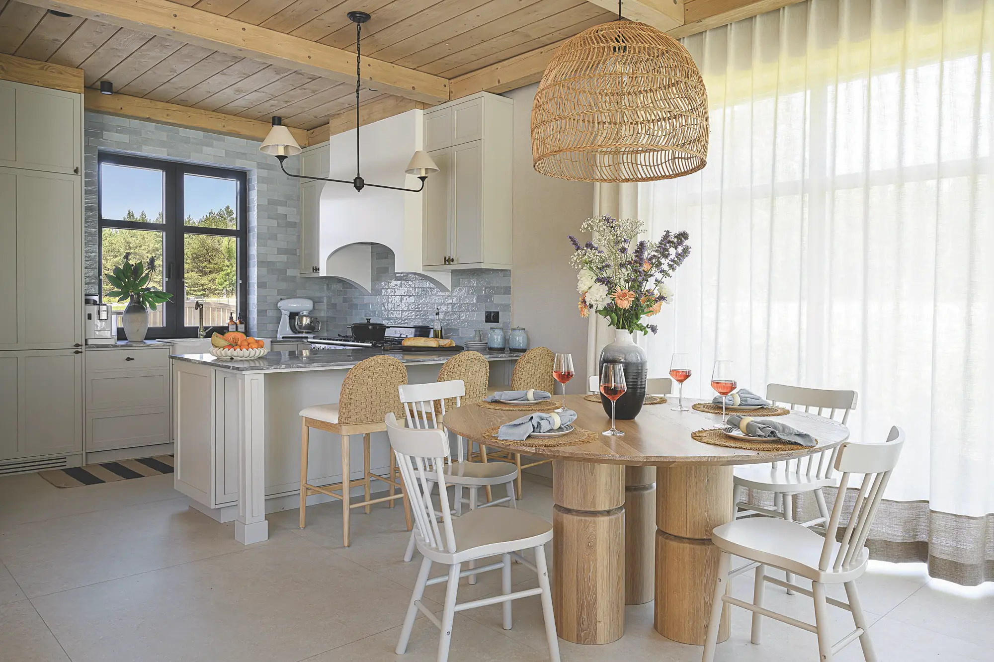 kuchnia z jadalnią biała z jasnym drewnem