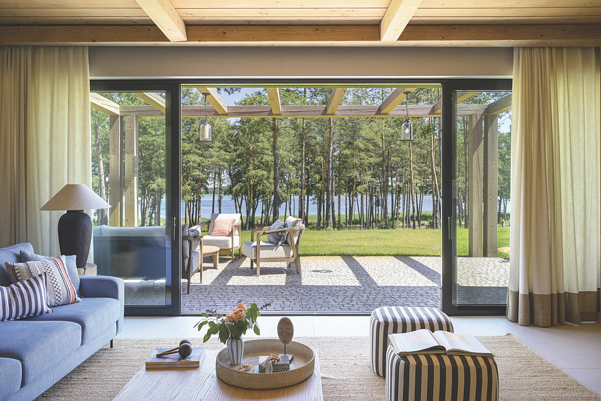 aranżacja domu z widokiem na jezioro