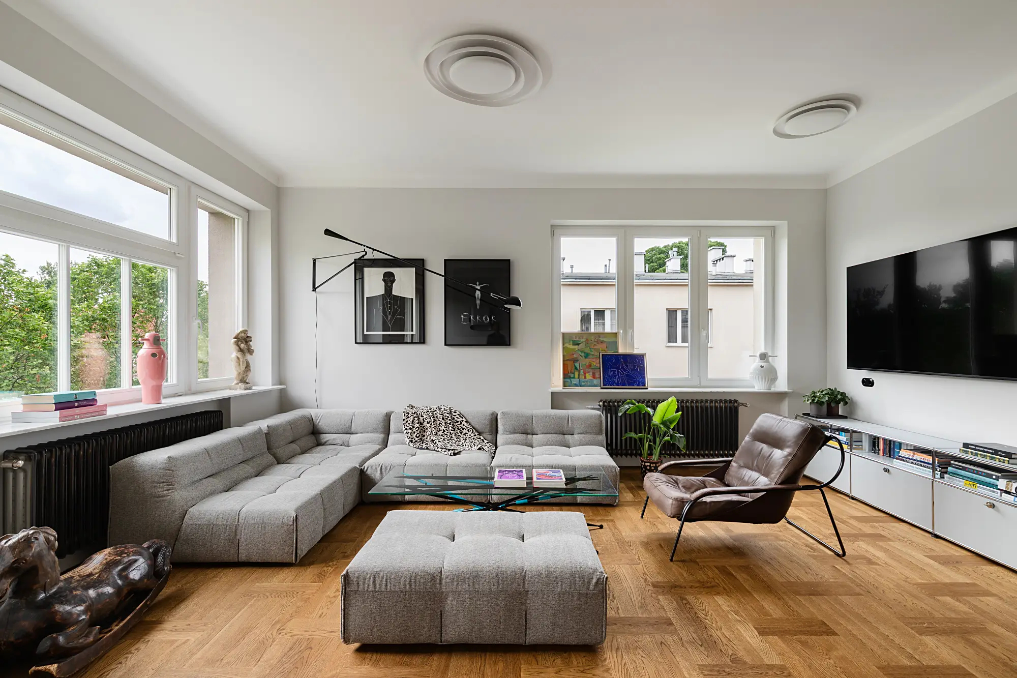 nowoczesny salon w mieszkaniu w kamienicy