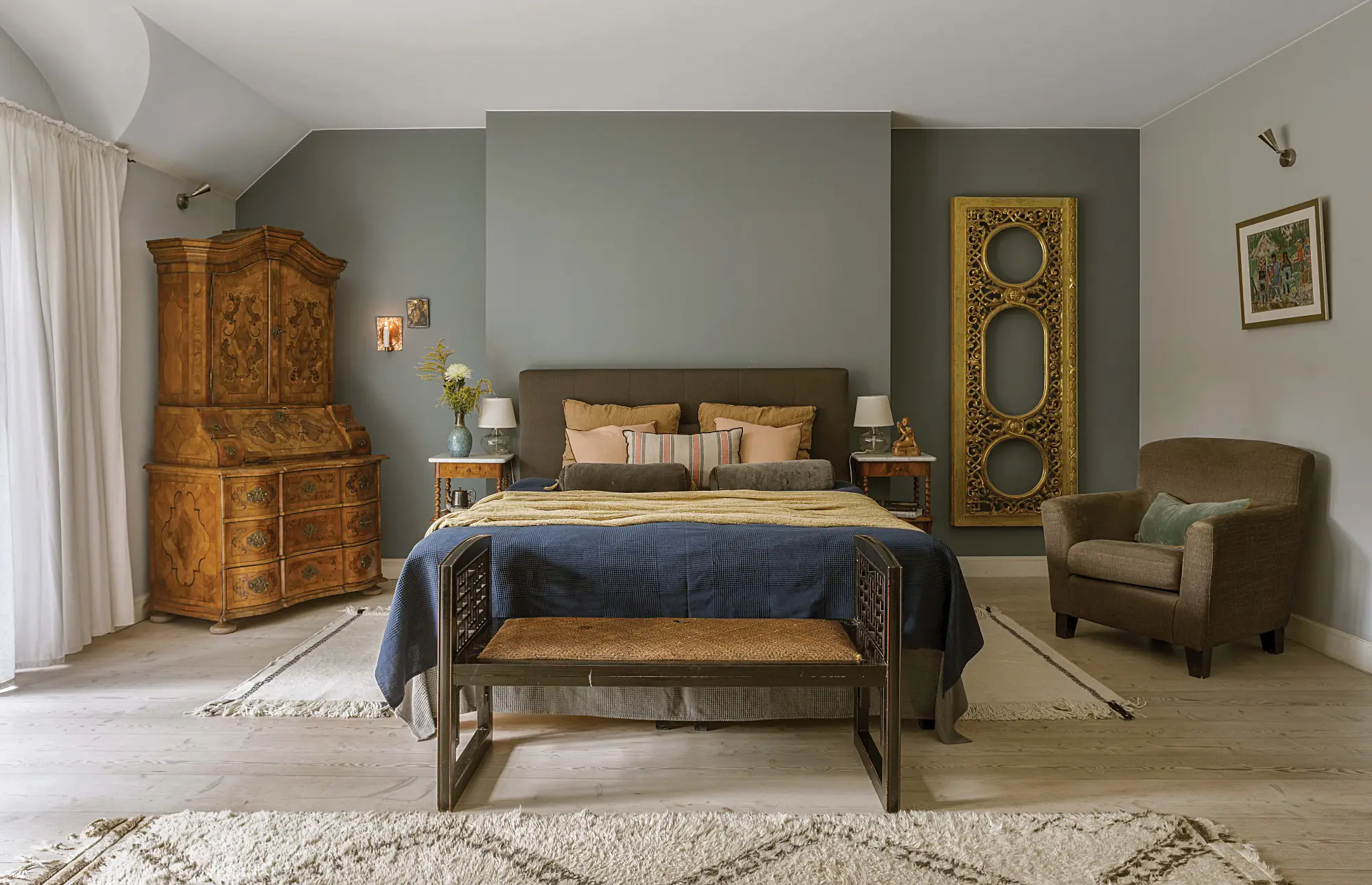 sypialnia z charakterem pełna sztuki i rzemiosła