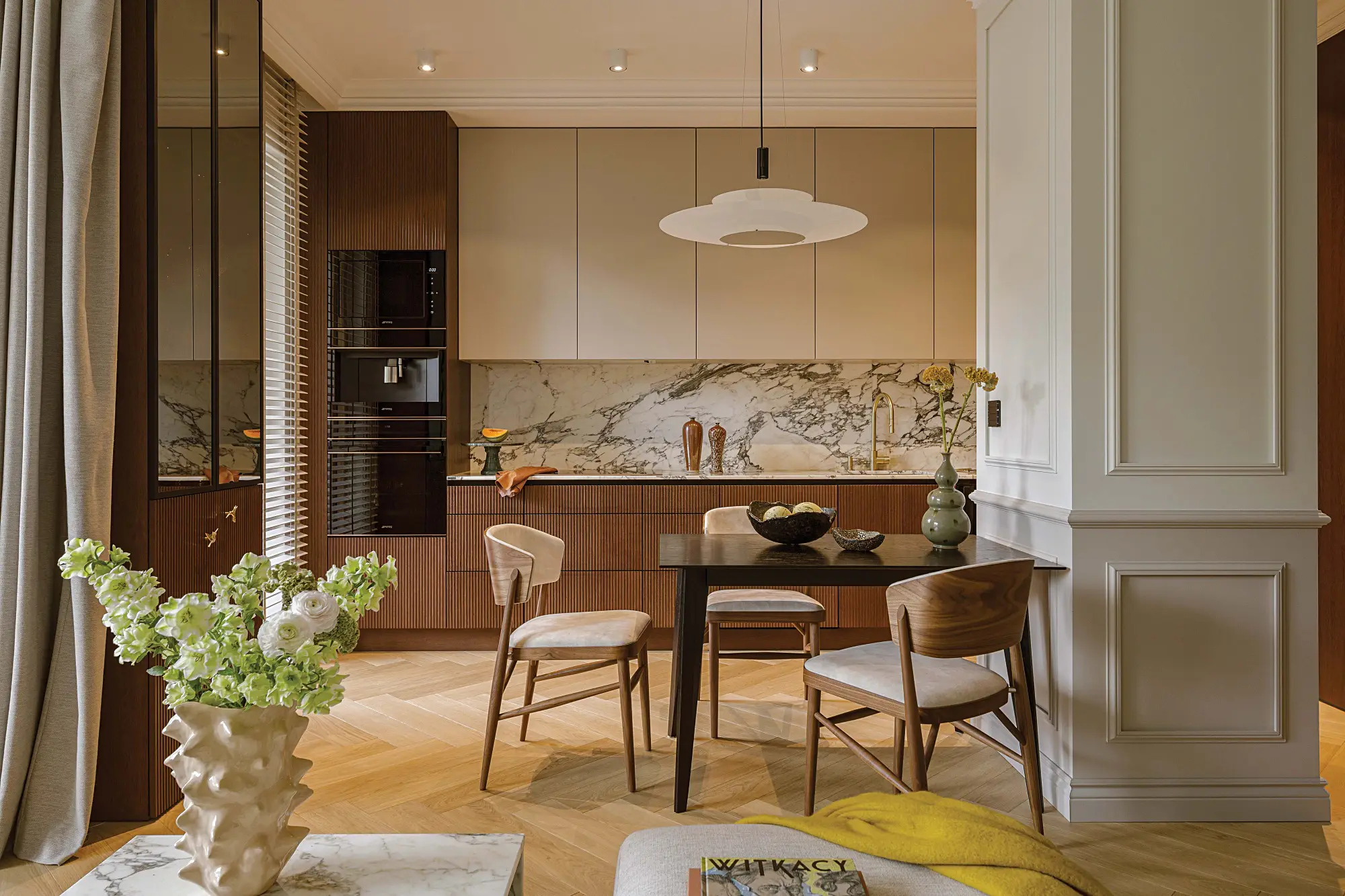marmur i ciemne drewno w kuchni