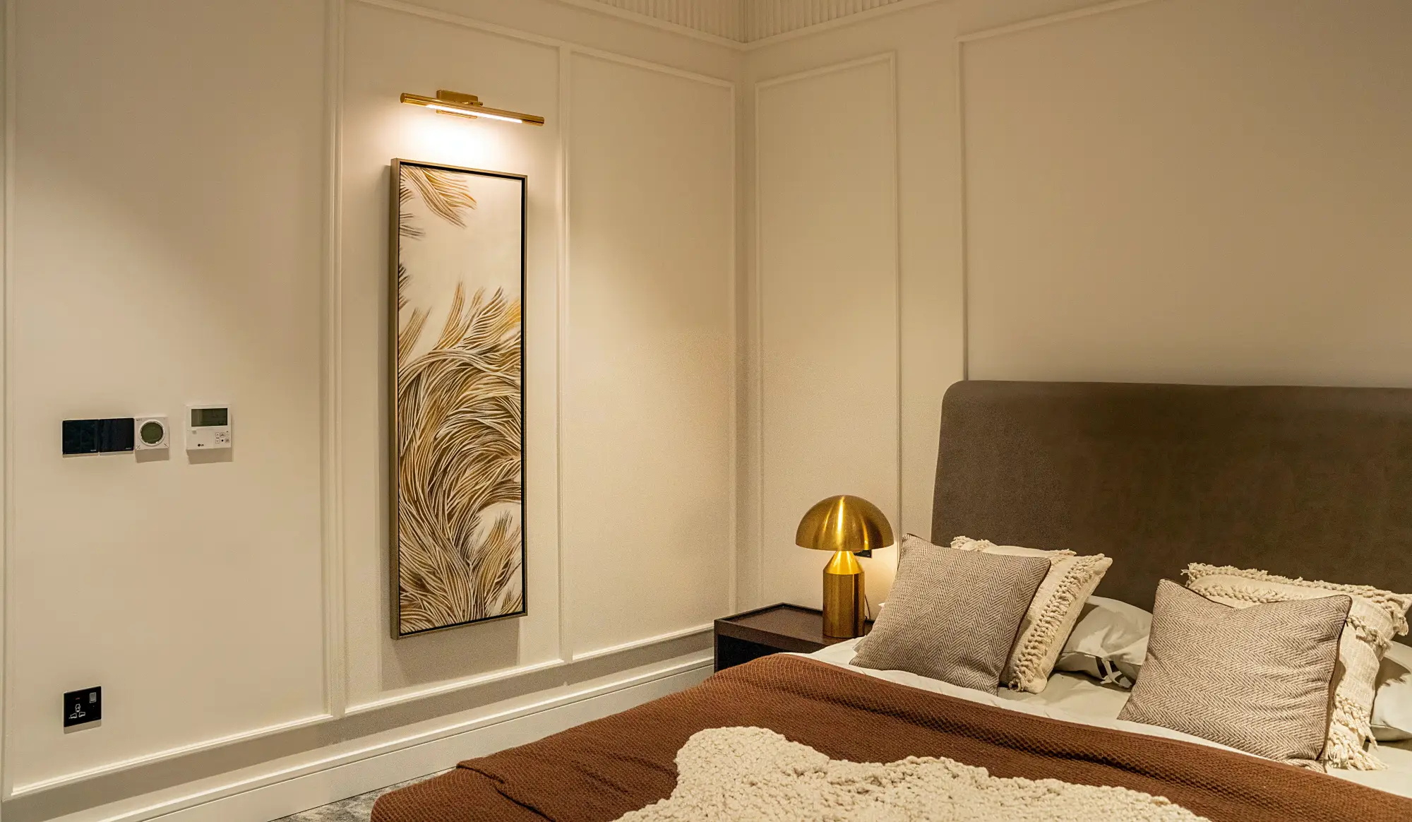 sypialnia miękkie światło sprzyjające wyciszeniu