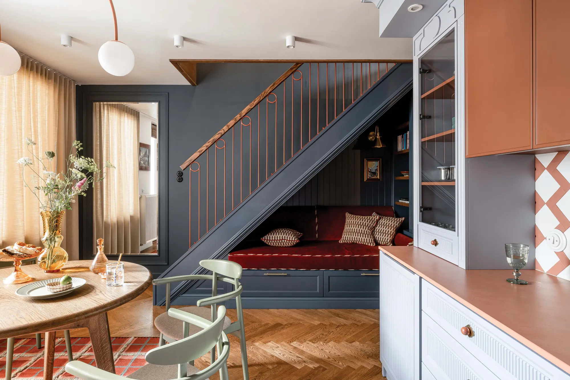 przytulny kącik pod schodami