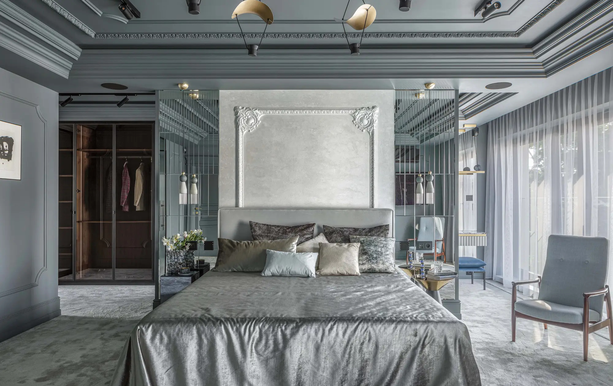elegancka sypialnia z tapetą w sztukateryjnej ramie i ścianą z lustrzanych płytek