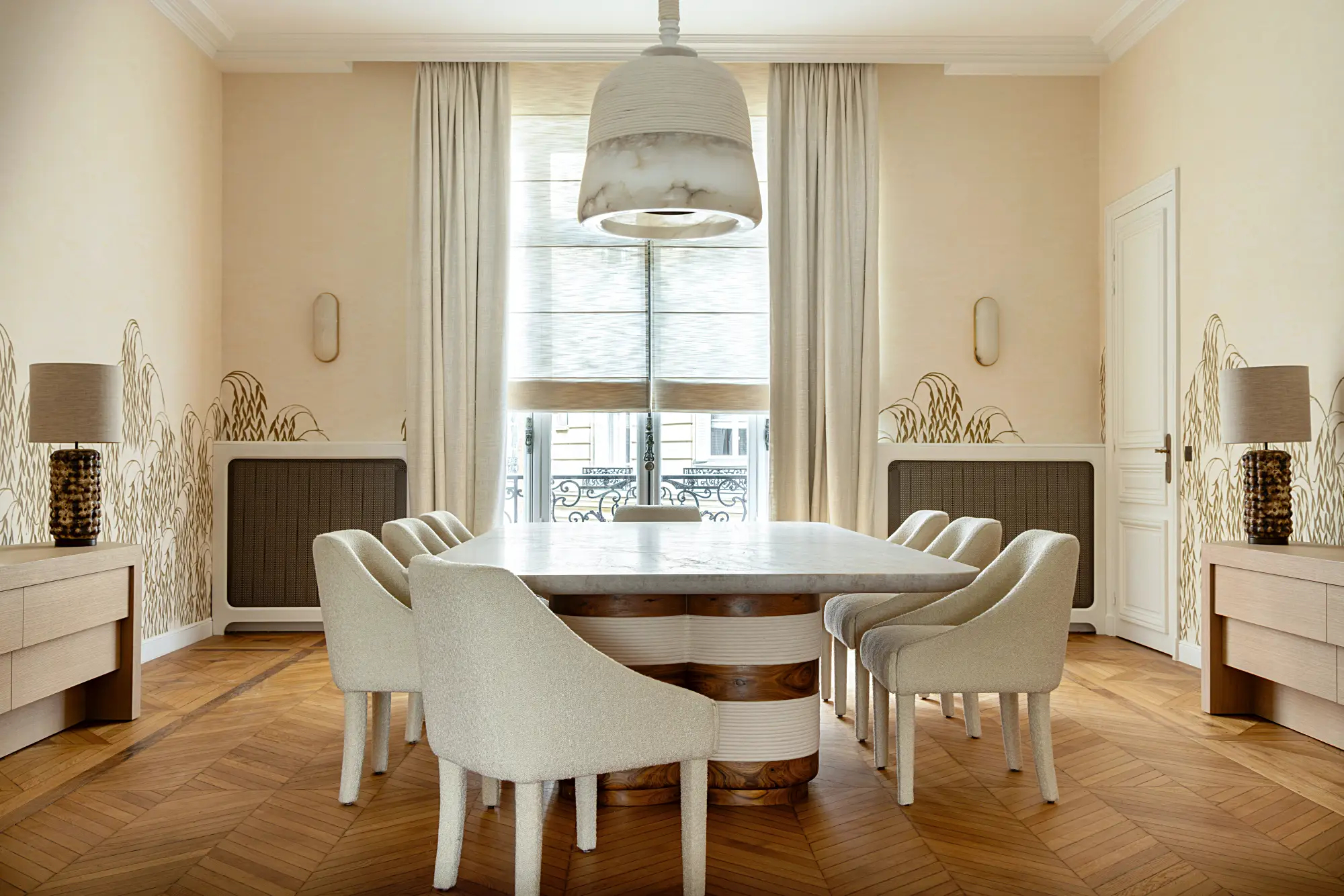 luksusowa jadalnia w paryskim apartamencie