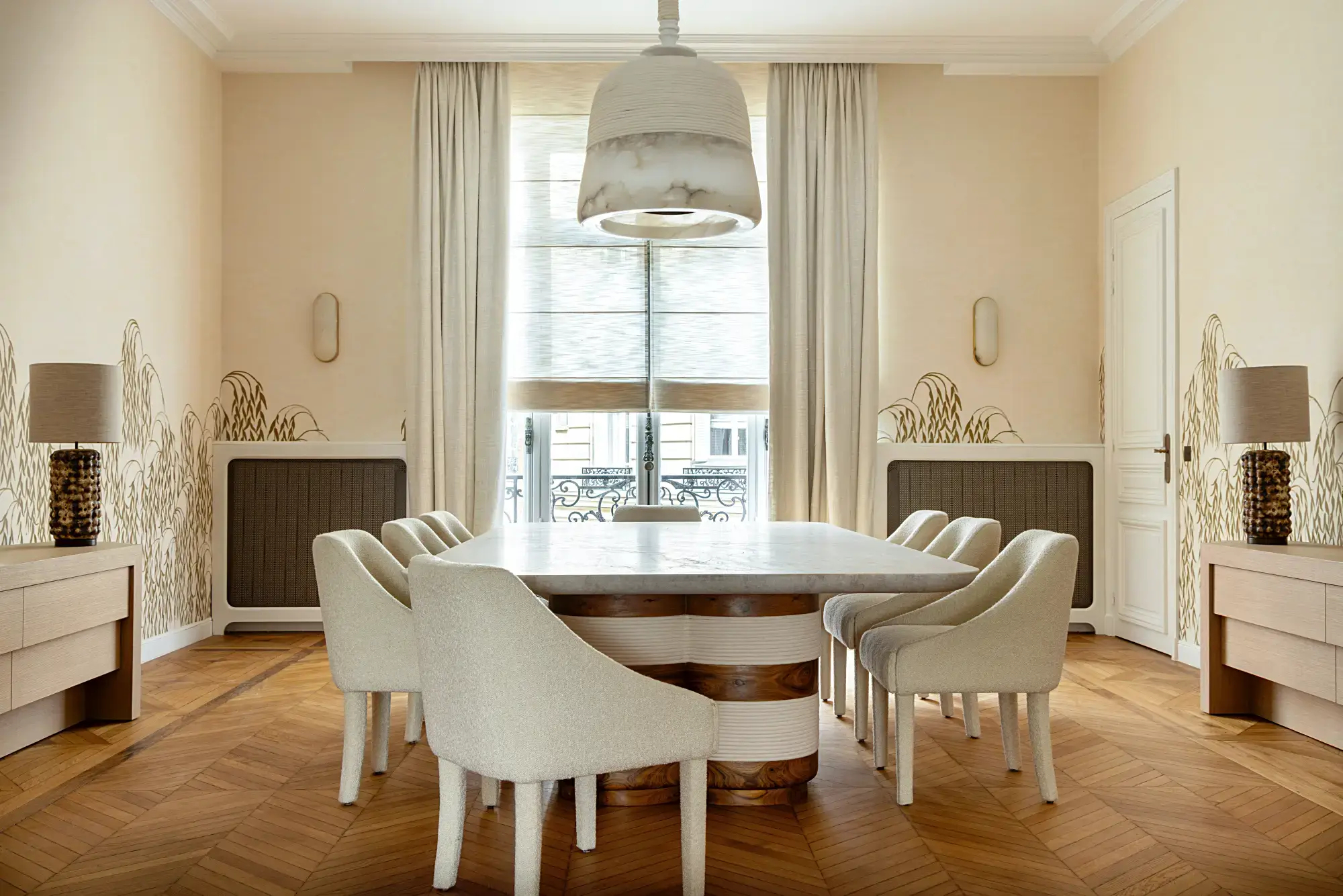 luksusowa jadalnia w paryskim apartamencie
