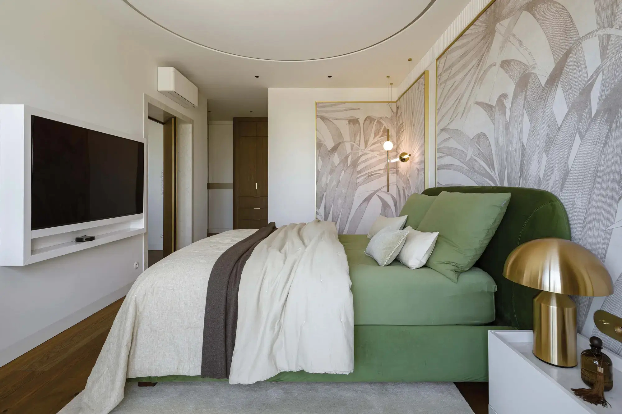 zielone łóżko w sypialni