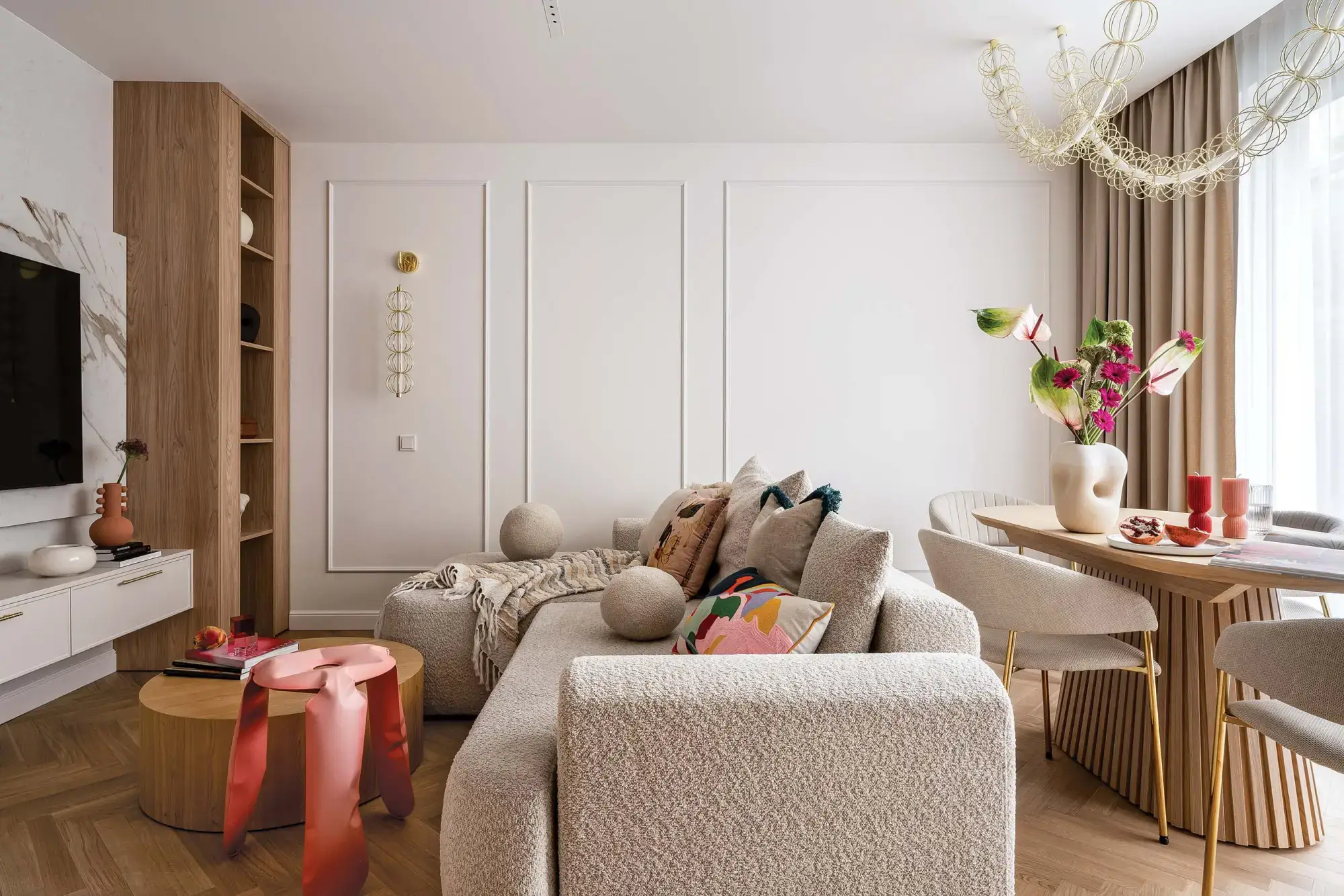 beżowy salon z jadalnią ożywiają drewniane meble i kolorowe dodatki