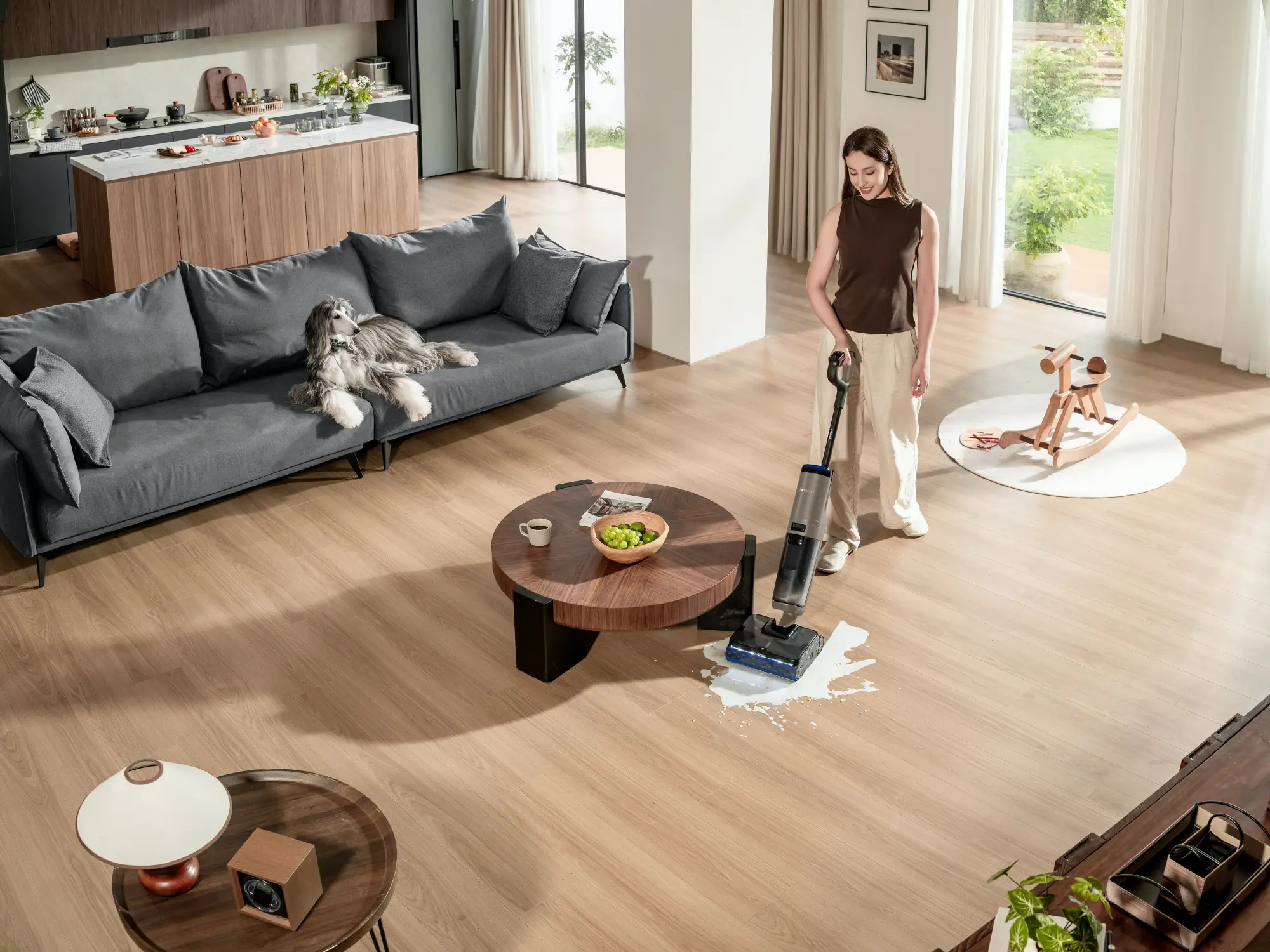 Tineco Floor One S7 Max Gold podczas sprzątania i mycia podłogi