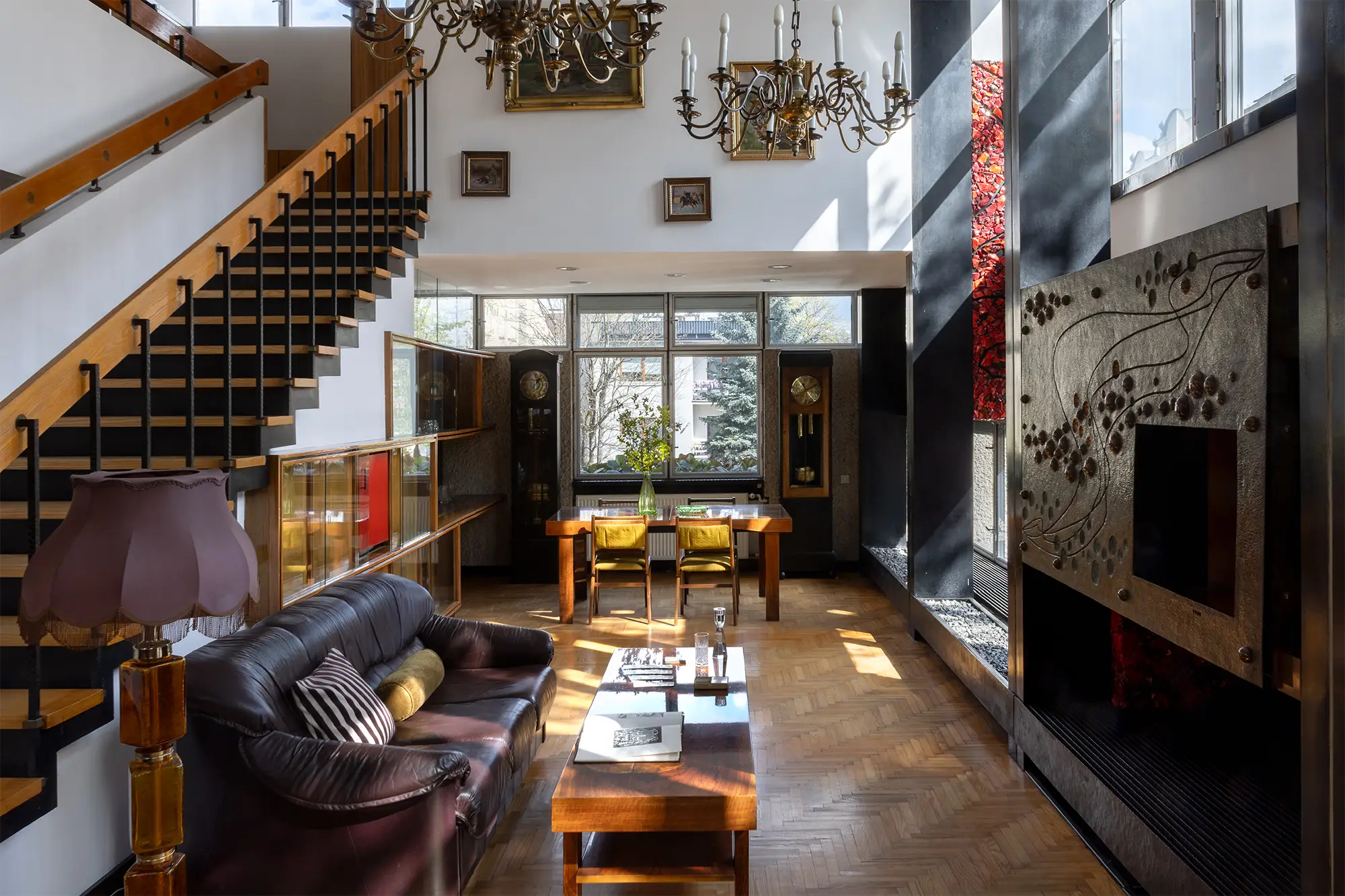 Dwukondygnacyjny salon w modernistycznym Domu Książków w Tarnowie