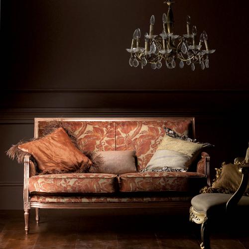 W pałacowych wnętrzach liczą się nie tylko meble, ale i tkaniny. Tutaj elegancję dwuosobowej kanapy